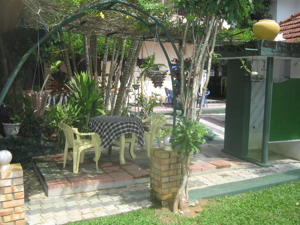 Hilda Guest House Хикадува Екстериор снимка